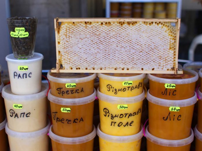Мед в баночках на ринку